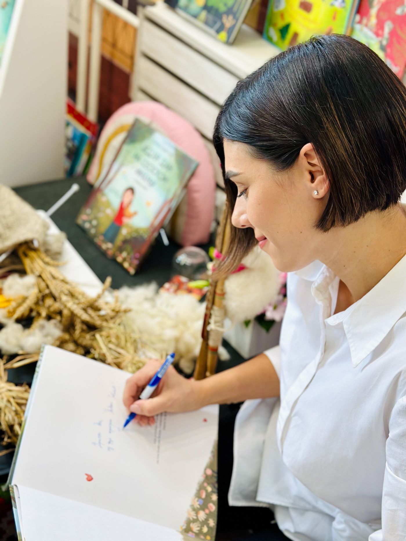 Autorka Nevena Jovičić potpisuje knjigu