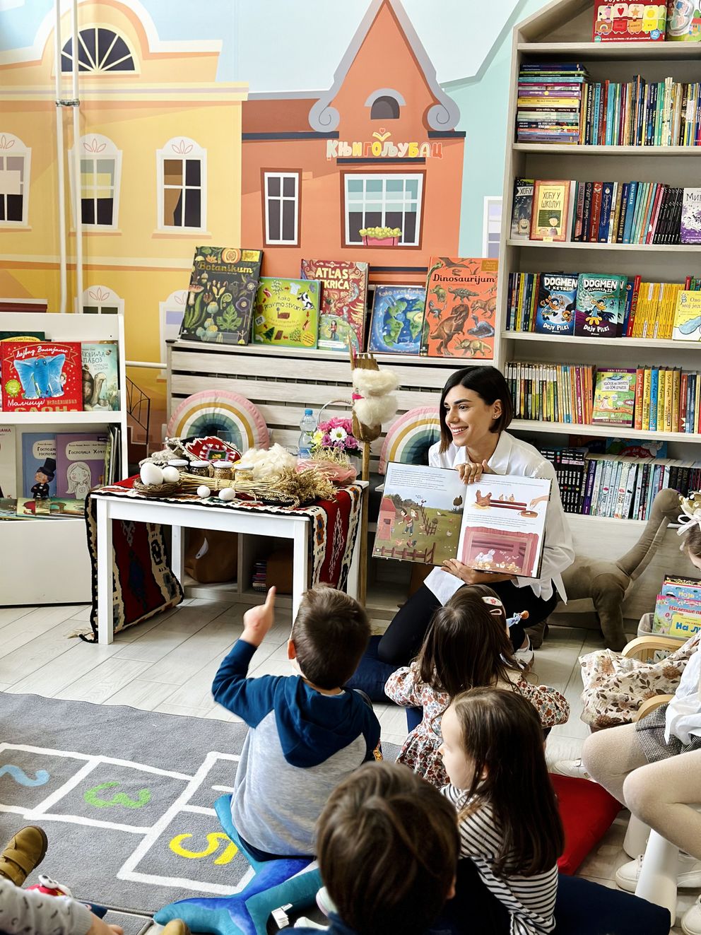 Deca na čitalačkoj radionici sa knjigama o četiri godišnja doba