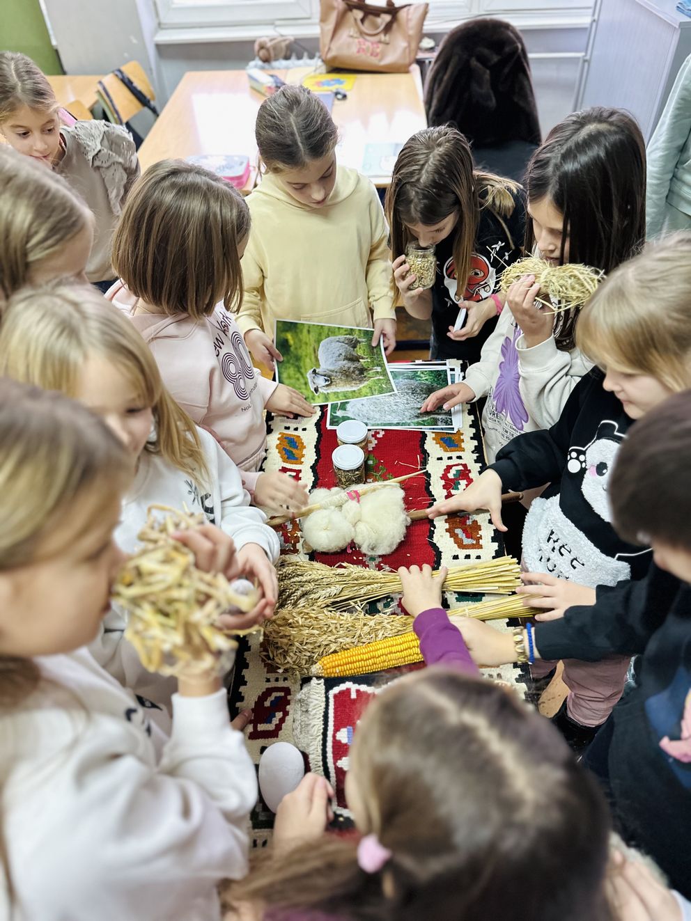 Deca na čitalačkoj radionici Upoznaj selo