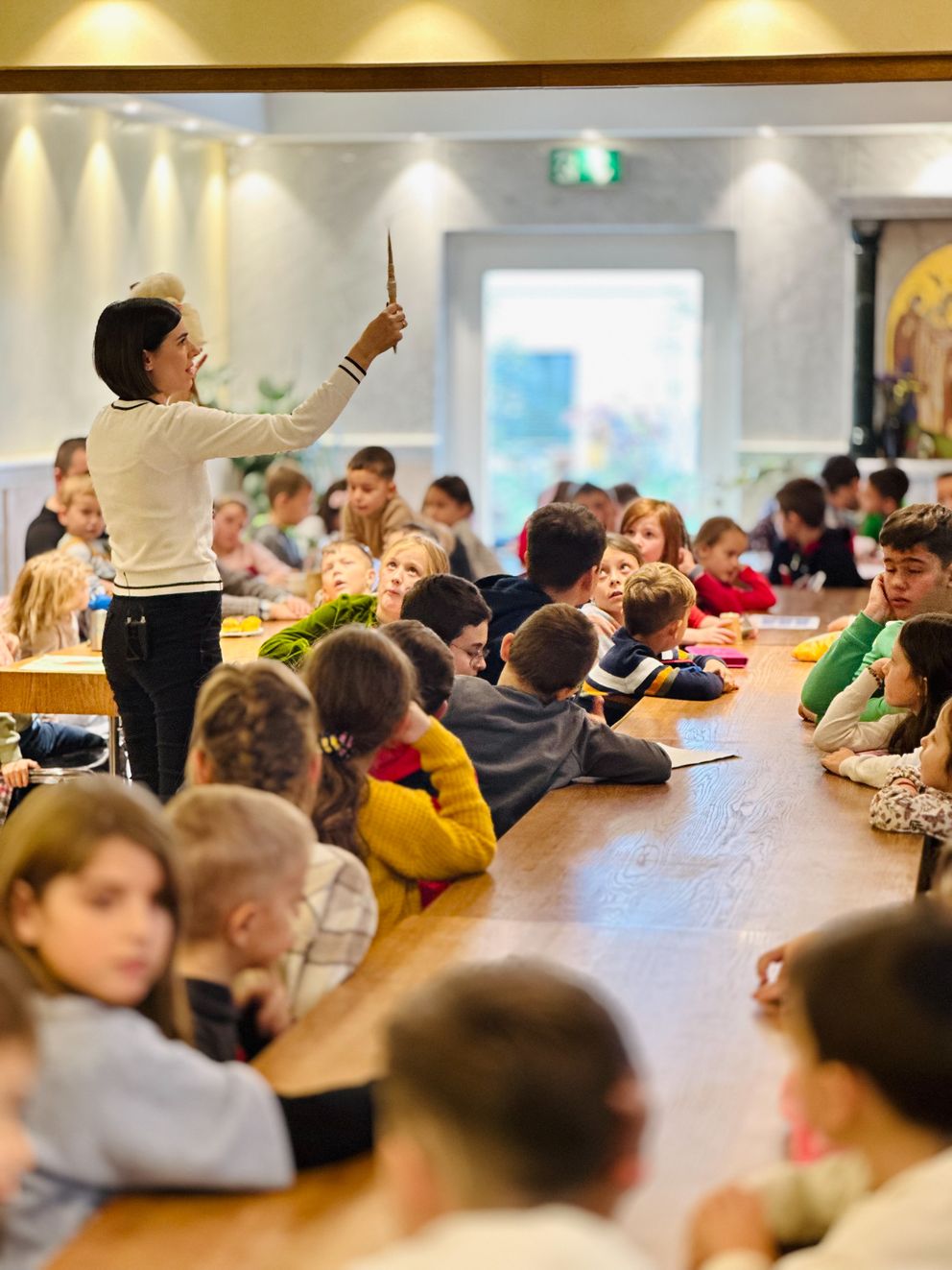 Deca istražuju tradicionalne predmete sa sela na radionici